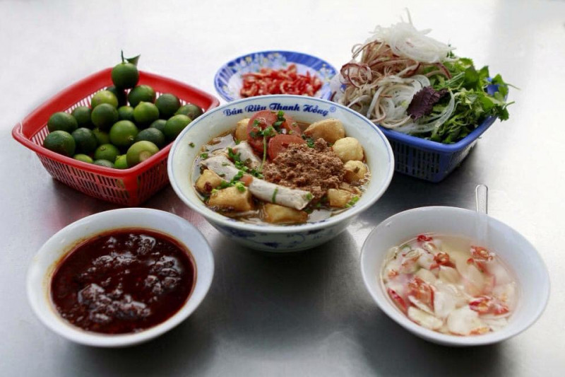 Đến với Thanh Hồng bạn sẽ được thưởng thức hương vị bún riêu truyền thống của Hà Nội, đúng với tiêu chí của quán 