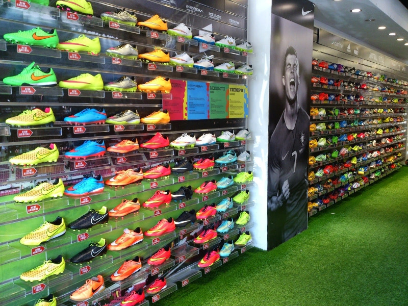 Những đôi giầy thể thao đến từ các thương hiệu nổi tiếng được đặt trên kệ hàng của SportMart