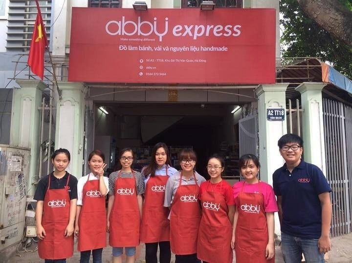 Cửa hàng và đội ngũ nhân viên đông đảo của Abby