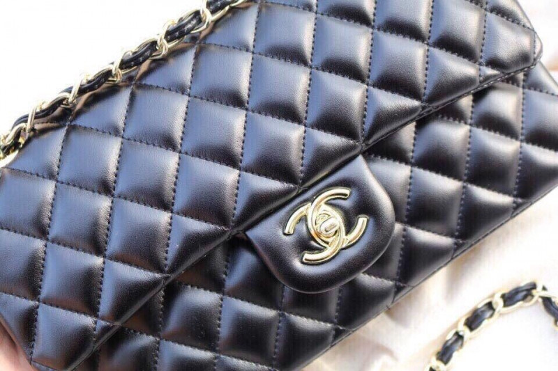 Tại cửa hàng Hạnh Chanel, túi xách Classic da thật (size 26cm) có giá: 400.000 VNĐ