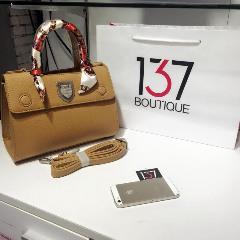 Tại 137 Boutique, mẫu túi xách như trong hình có giá sale là: 600.000 VNĐ (hình ảnh lấy từ Fanpage của shop)