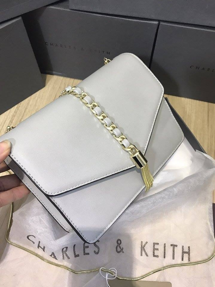 Túi xách Charles & Keith (size: 23cm) tại Kinda Shop có giá: 380.000 VNĐ (hình ảnh lấy từ Fanpage của shop)