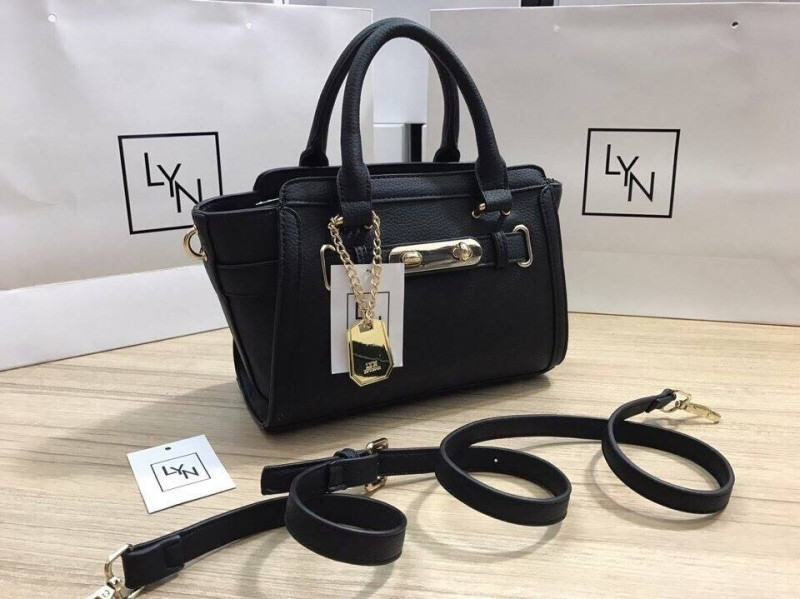 Túi xách Lyn Harmony (size: 25 cm) tại Kinda Shop có giá: 390.000 VNĐ (hình ảnh lấy từ Fanpage của shop)