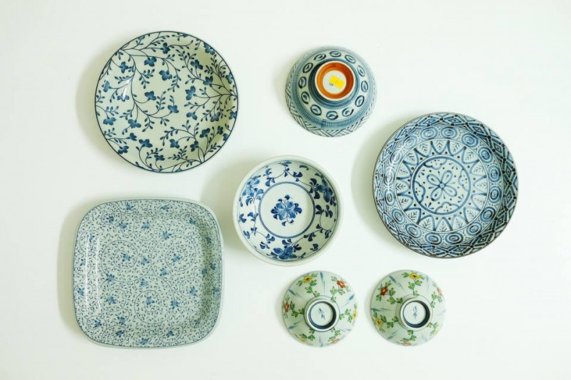 Set gốm lam Nhật truyền thống có giá 405.000 đồng.