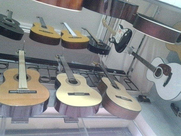 Một số đàn Guitar của của hàng Nhạc cụ Hữu Thủy