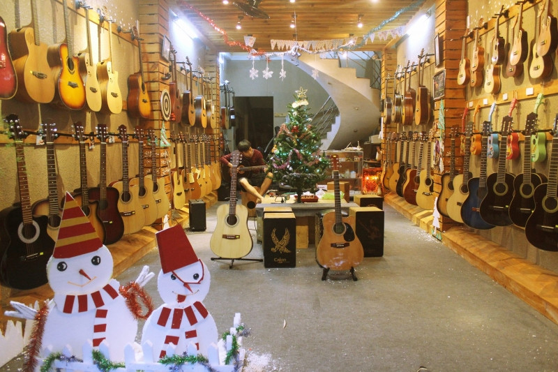 HieuOrion Guitar Shop vào dịp noel