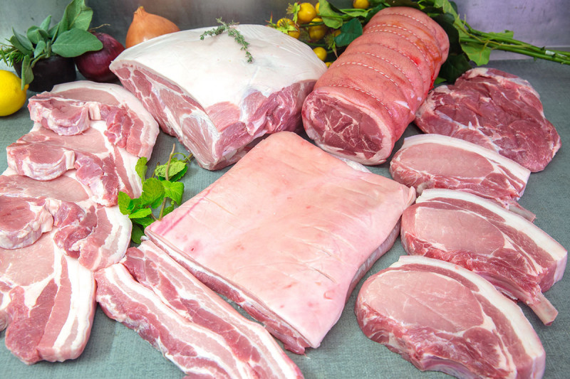 Nhiều loại thịt sach được bày bán tại Minh Cầu