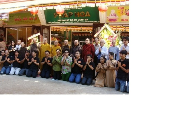 Siêu thị Pháp Hoa tọa lạc trong khuôn viên chùa Phổ Quang