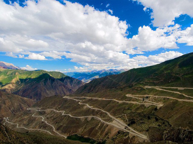 Cao tốc Tứ Xuyên - Tây Tạng trải dài qua hơn chục ngọn núi