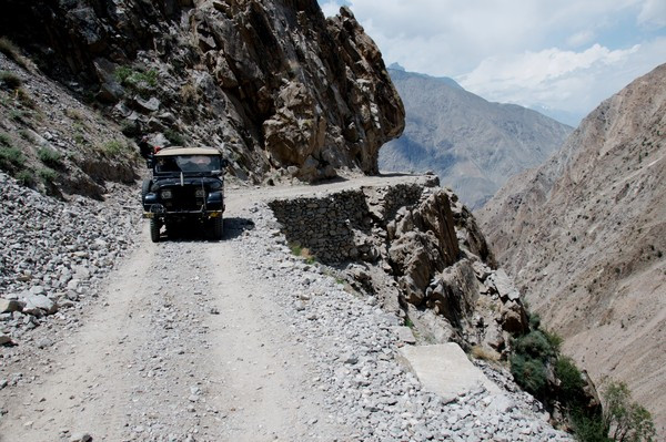 Đường Fairy Meadows – Pakistan chỉ có một làn duy nhất và không có lề đường để người lái xe có chỗ dừng xe nghỉ ngơi.