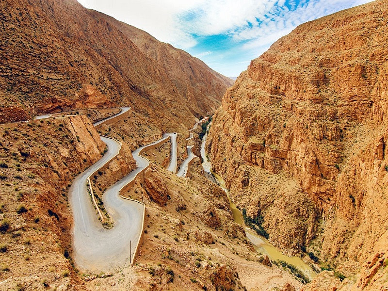 Đường Atlas Mountains – Morocco có chiều dài 188 km và có rất nhiều khúc cua quanh co và ngoặt