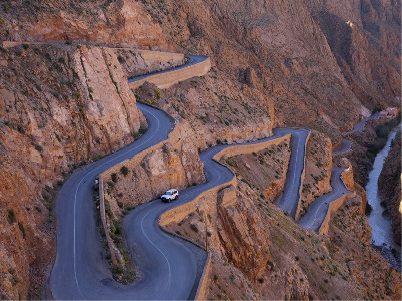 Đường Atlas Mountains – Morocco với vô số khúc cua và rẽ
