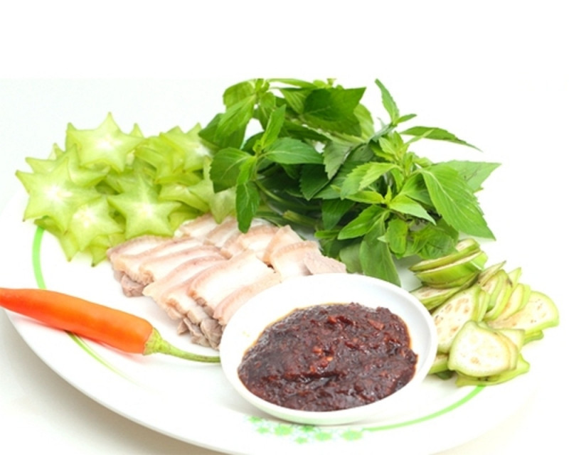 Mắm ruốc được xem là món ăn truyền thống lâu đời của người dân xứ Huế.﻿