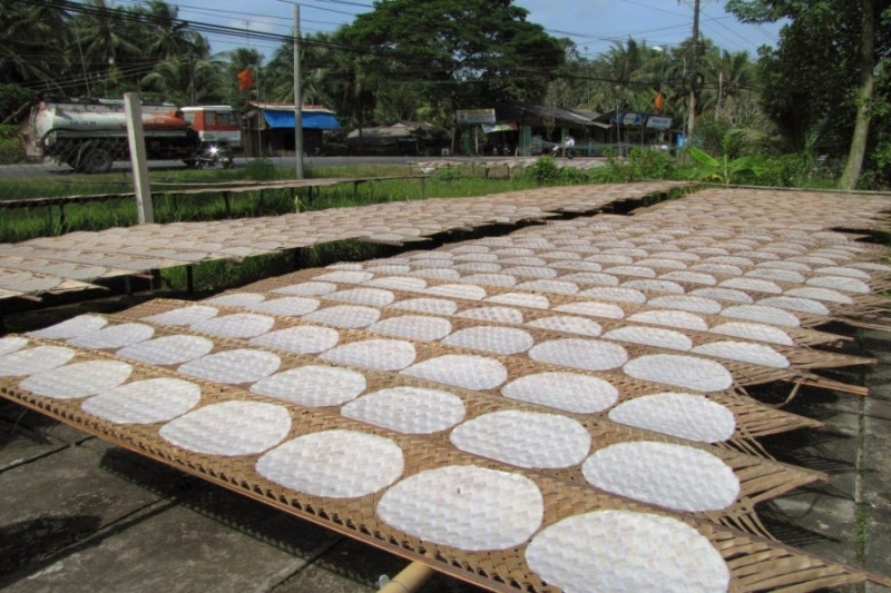 Bánh tráng Hòa Đa nổi tiếng là một thứ đồ ăn quen thuộc với người dân Phú Yên. Món đặc sản của Phú Yên này khác với bánh tráng ở một số địa phương khác ở điểm vỏ không quá dày mà cũng không quá mỏng, tráng rất vừa tay