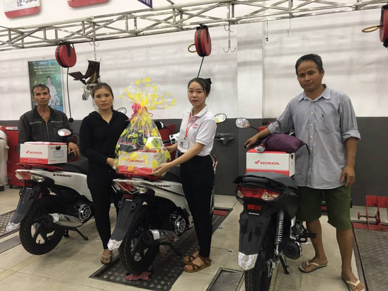 Khách hàng mua xe tại Viễn Thuận Phát