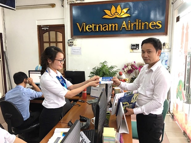 Khách hàng nhận voucher tại trụ sở chính của Vietnam Booking.