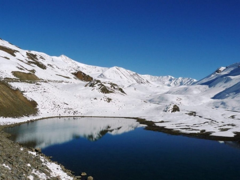 Hồ Suraj Tal chứa đầy băng được người Ấn Độ coi là một nguồn nước linh thiêng