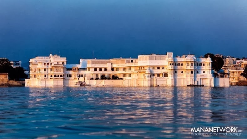 Khung cảnh mộng mơ của hồ nước với cung điện Taj Lake nổi ở giữa