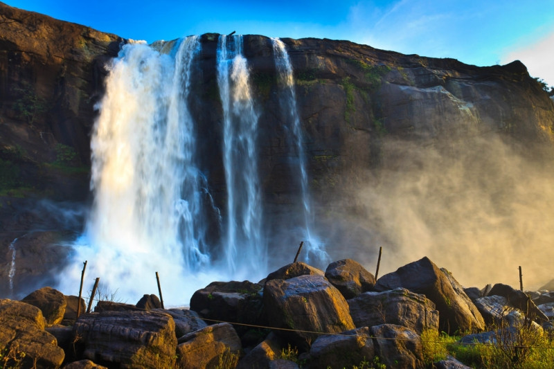 Thác nước Athirapally là một trong những danh lam thắng cảnh đẹp ngoạn mục nhất tại Ấn Độ