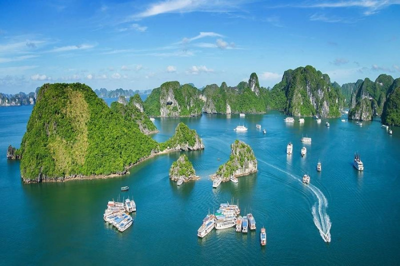 Vịnh Hạ Long là một trong những danh lam thắng cảnh đẹp nhất tại Việt Nam