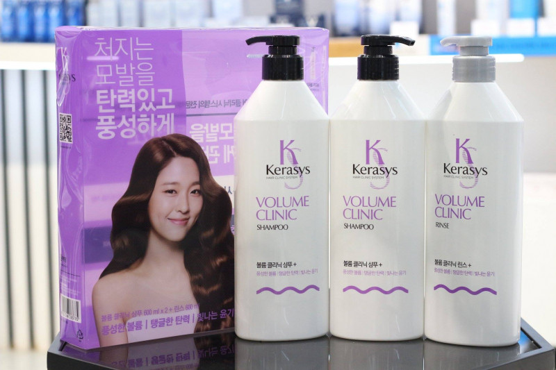 Hệ thống giữ ẩm của Kerasys Hair Clinic System Volume có chứa nhiều loại vitamin và hạt mỡ bóng