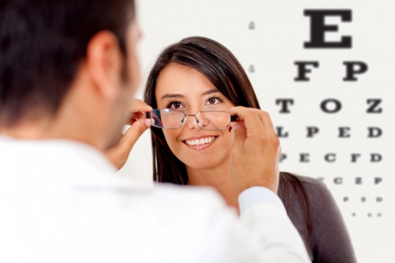 Bạn hãy đến gặp các chuyên gia về mắt nếu có các dấu hiệu trên nha