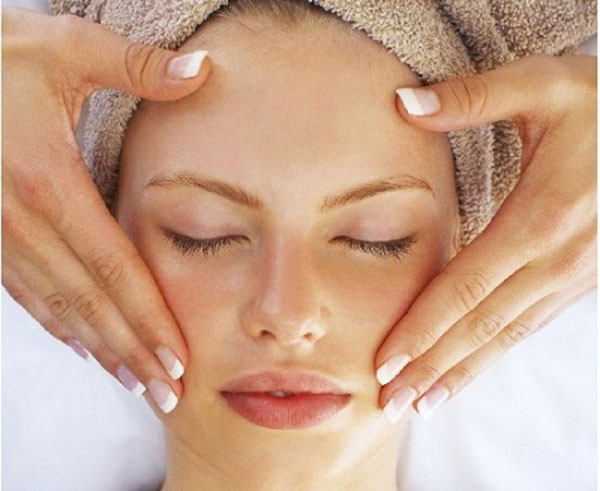Massage da mặt từng ngày là cách chống da mặt chảy xệ