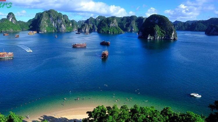 Vịnh Hạ Long là một trong những điểm du lịch hấp dẫn bậc nhất Châu Á