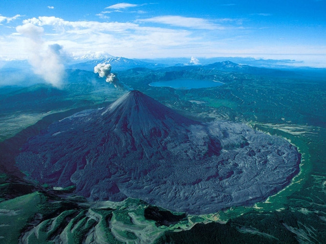 Núi lửa Kamchatka được mệnh danh là “vùng đất của núi lửa và vòi phun nước nóng”