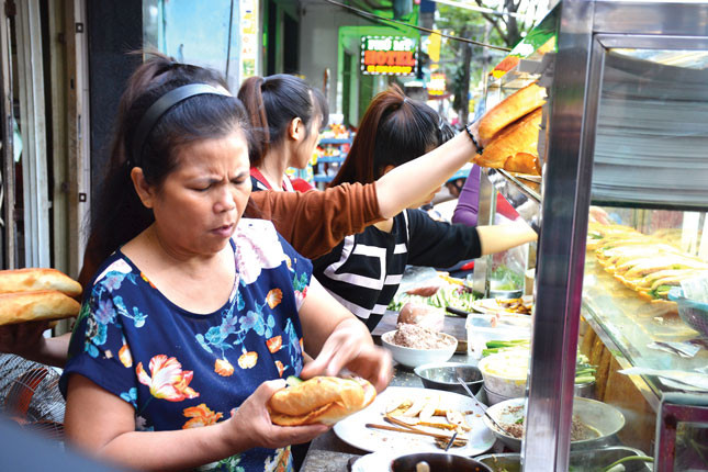 Các nhân viên luôn chân luôn tay làm đồ cho khách