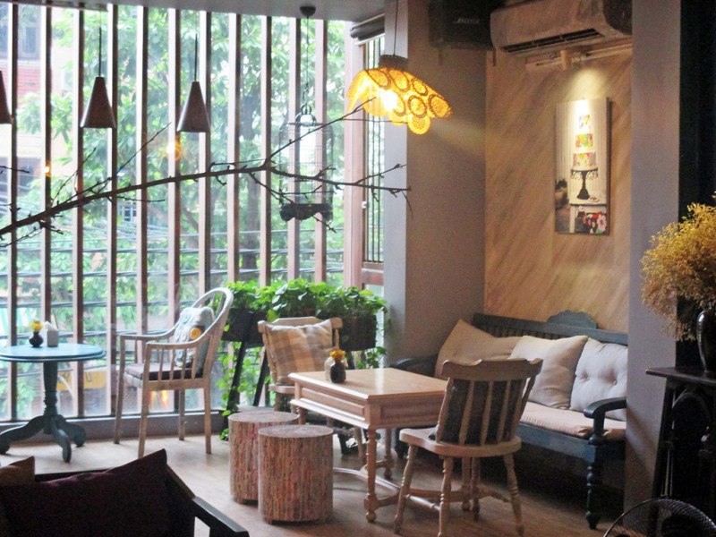 Thuộc con phố cafe Nguyễn Hữu Huân, Lissom Parlour có vị trí khá đẹp và dễ tìm