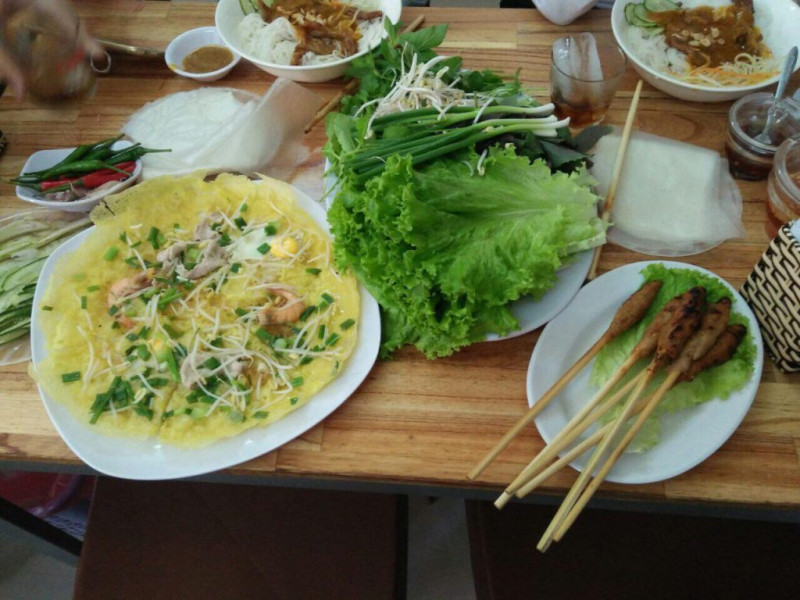 Bánh xèo Nhung ăn kèm nem lụi và rau sống