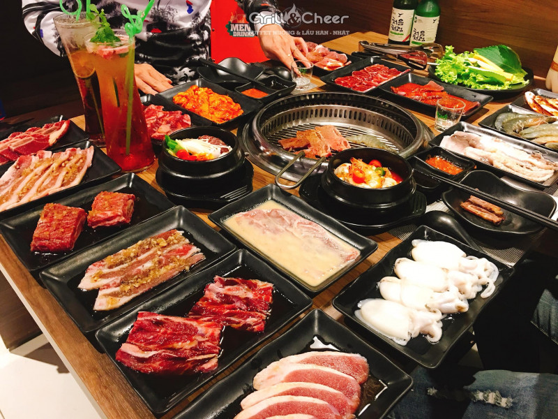 Bàn buffet bao gồm hải sản và các món thịt khác tại Grill & Cheer Vũng Tàu