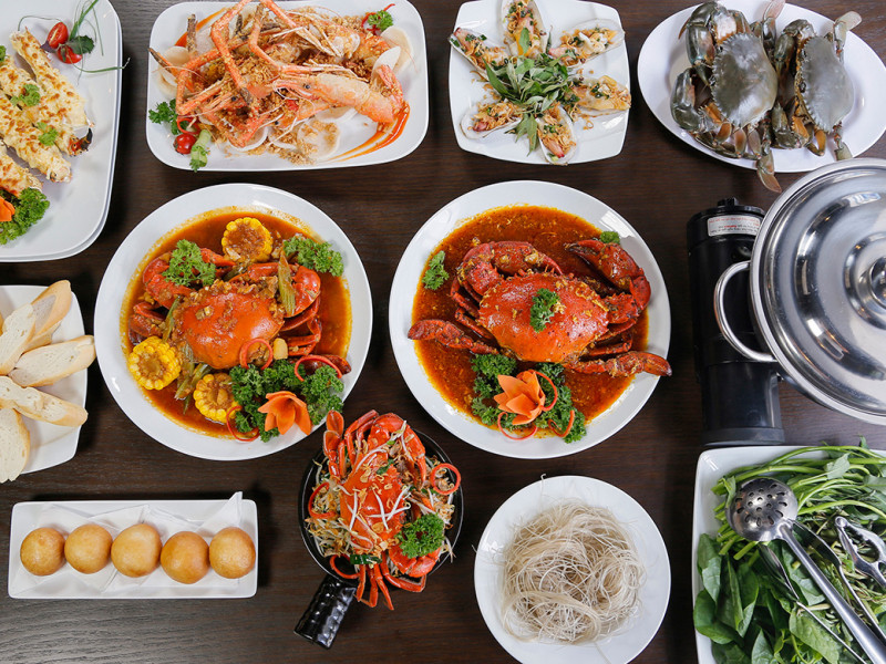 Đến với Queen’s Crab các bạn sẽ lạc vào thiên đường của 100 món cua và hải sản ngon được chế biến theo phong cách thượng hạng mang nét tinh túy của ẩm thực Việt Nam, Hàn Quốc, Singapore, Hồng Kông,…