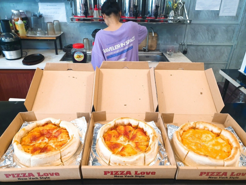 Khi đên Pizza Love, bạn có thể thử gọi một chiếc pizza phô mai để thường thức