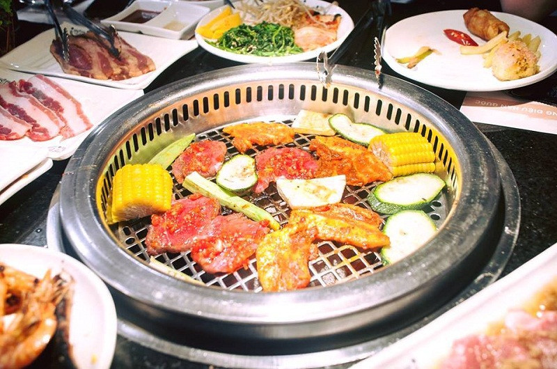 Thực khách có thể trải nghiệm món nướng kiểu Hàn tại bàn với bếp nướng hiện đại không khói.