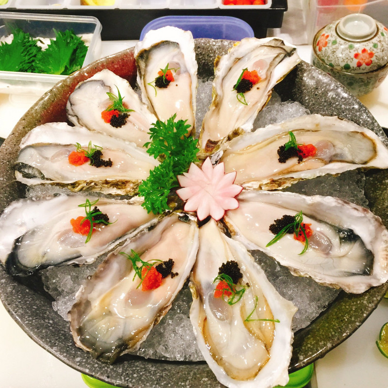Nhà hàng Hải sản Blue đem đến hàng trăm món ăn tinh hoa, hương vị thơm ngon của từng món ăn, đặc biệt nhà hàng có chợ Hải sản tươi sống để phục vụ hài lòng Quý Khách.