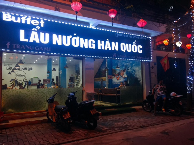 Quán khá là rộng rãi, được bày trí gọn gàng và tinh tế,