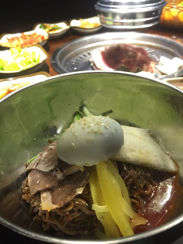 Bát mì lạnh của Gogi House có rất nhiều món ăn đầy ắp bên trên như các loại rau củ, thịt, trứng và có một phần tương Hàn đậm vị