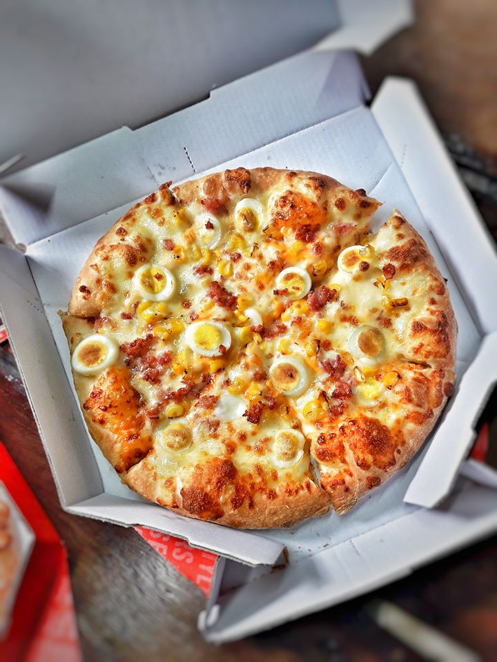 Với 3 size bánh lớn- vừa- nhỏ thì mỗi chiếc pizza tại nhà hàng có giá dao động trong khoảng 79.000đ- 209.000đ nên bạn có thể đánh chén no nê mà không sợ tốn nhiều tiền.