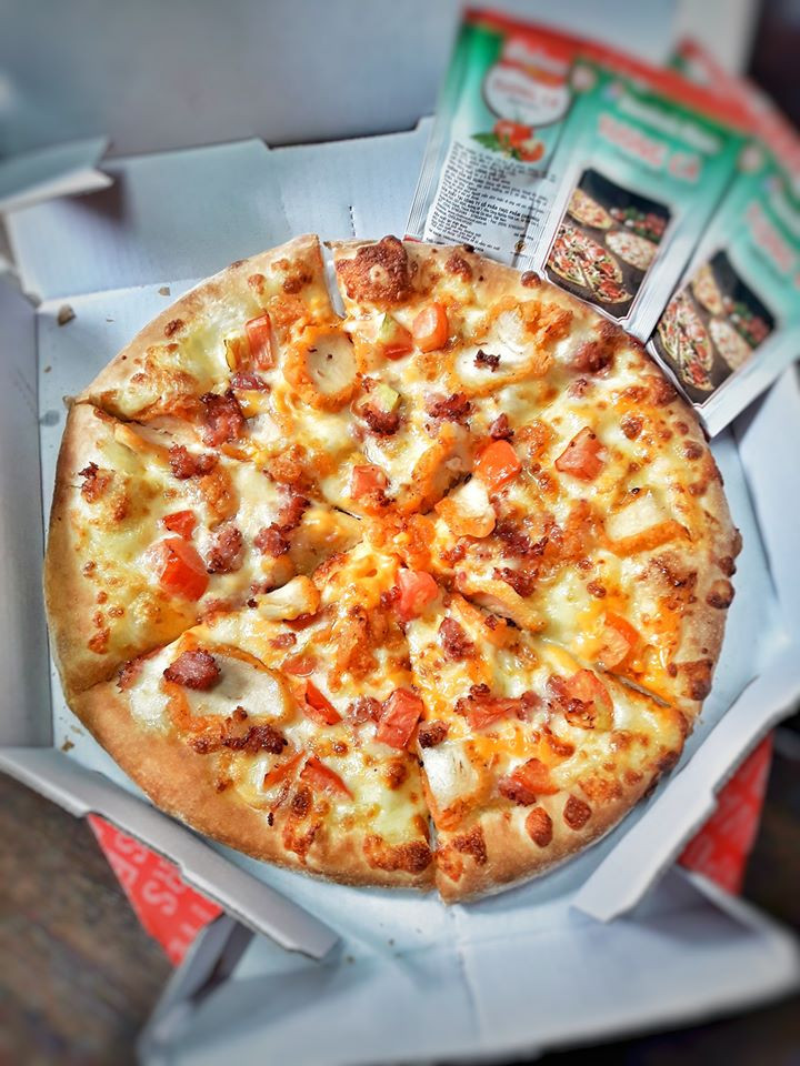 Chất lượng pizza của Domino’s Pizza được thể hiện ngay từ khâu chọn nguyên liệu: vỏ bánh làm từ loại bột tươi chuyên dụng, sử dụng 100% phomai mozzarella
