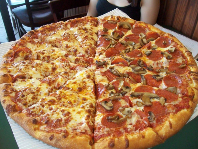Hấp dẫn nhất phải kể đến loại pizza đặc biệt kết hợp hai trong một.