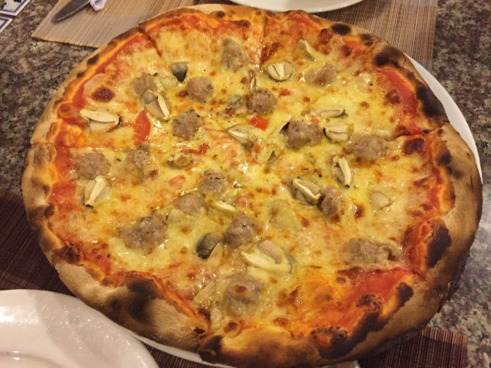 ﻿David Pizzeria - Pizza cùng thịt viên, nấm, cà chua, và mozzarella