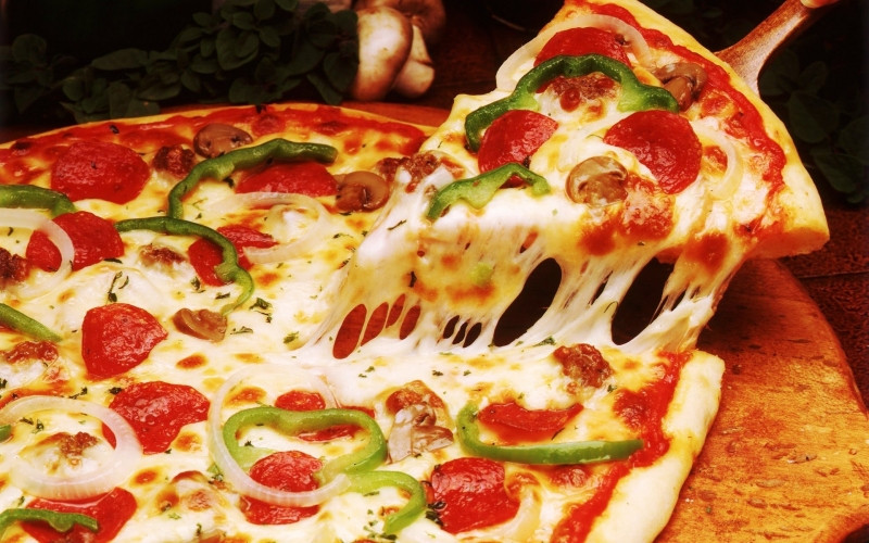 Pizza với nhiều topping hấp dẫn