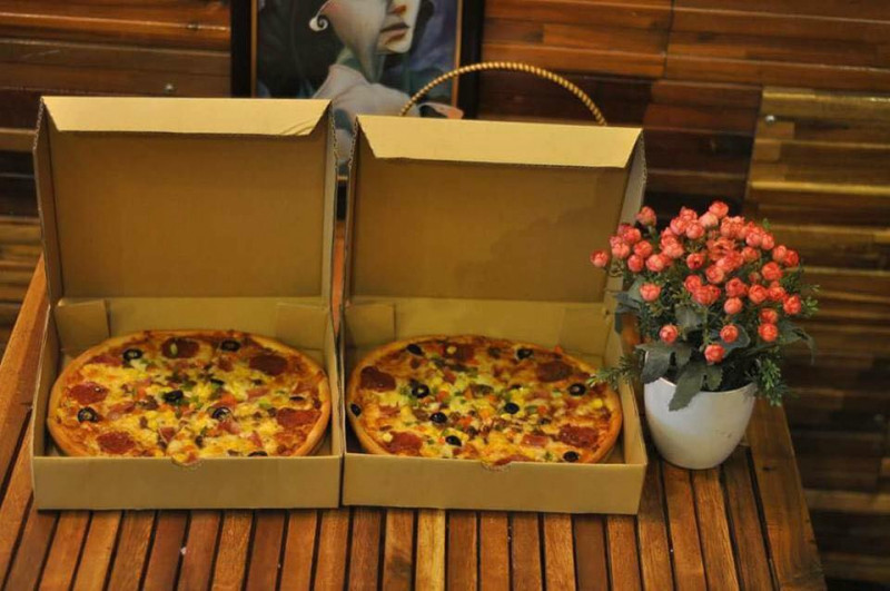 Không gian Pizza Burnatino rất rộng và thoáng mát, có đến hai tầng lầu cùng sự chọn lựa trong và ngoài quán để bạn thoải mái tận hưởng cuộc vui cùng các món ăn thơm ngon đến quên cả lối về.