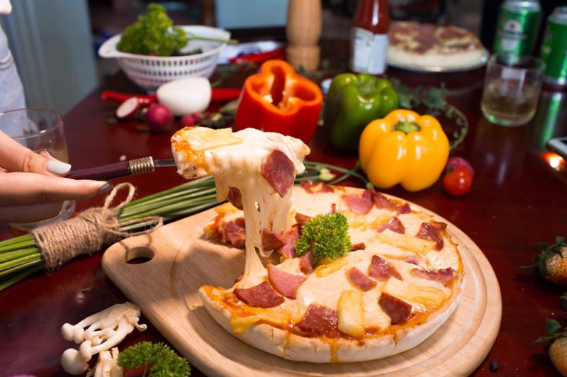 Bánh pizza hấp dẫn tại cửa hàng