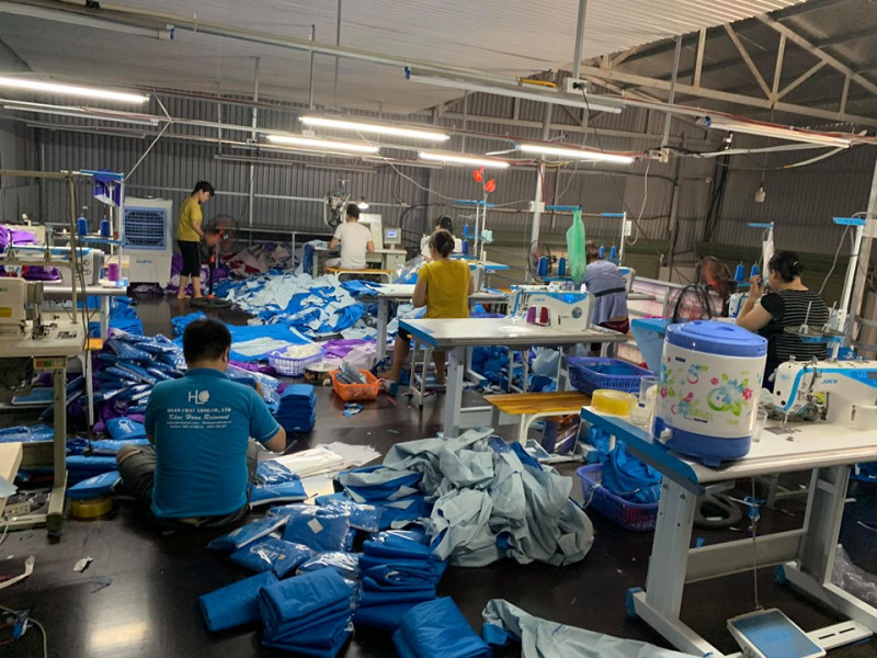 Khải Hoàn còn chuyên thiết kế, gia công và sản xuất đa dạng các loại áo mưa giá rẻ tại Hà Nội