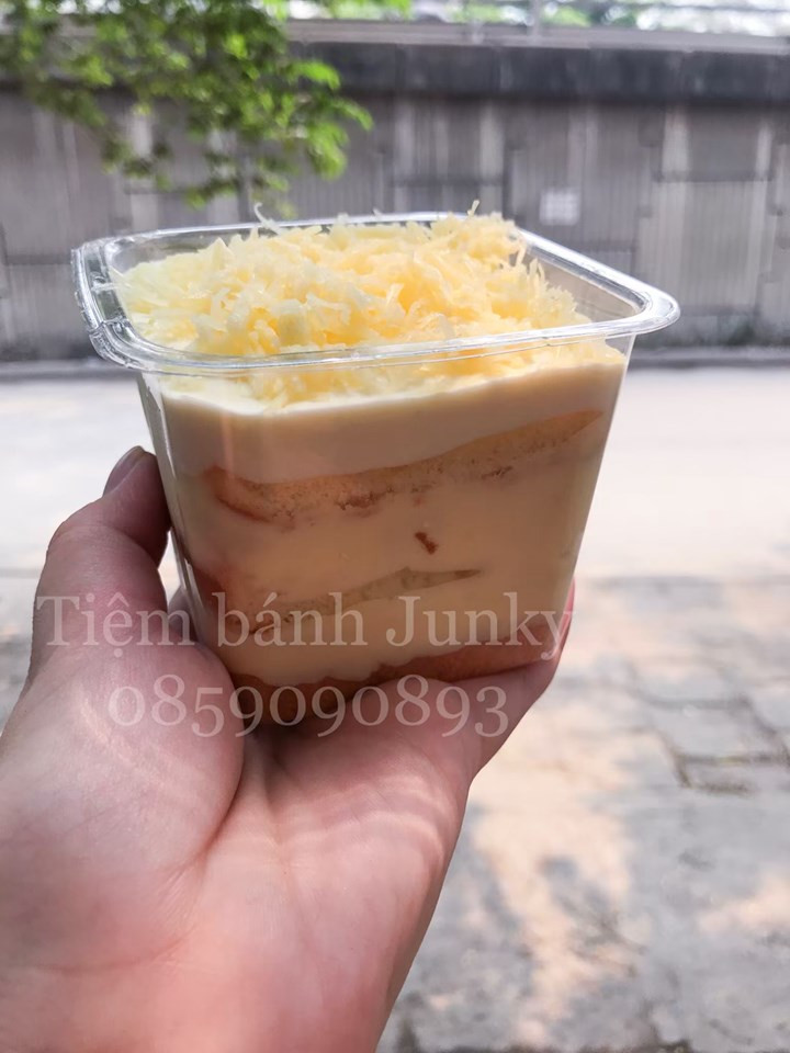 Về chất lượng bánh bông lan phô mai tươi tại Junky thì khỏi phải nói rồi, cốt bánh bông lan mềm thơm, rõ vị trứng beo béo ngọt ngọt