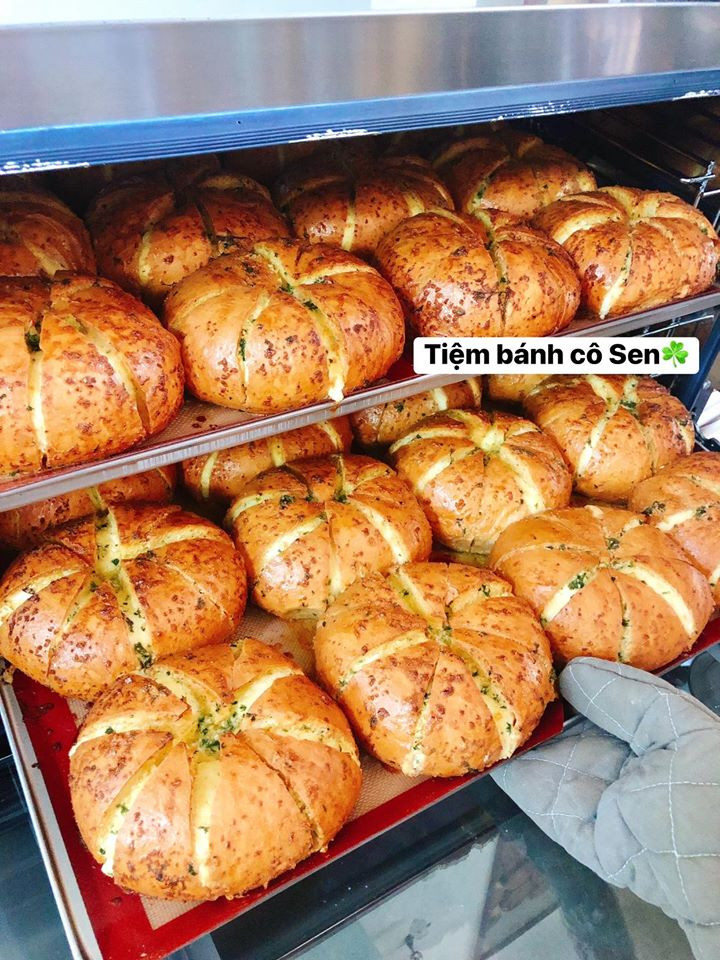 Thêm một gợi ý dành cho những ai chưa trải nghiệm loại bánh gây bão - bánh mì bơ tỏi phô mai tại Đà Thành chính là﻿ Tiệm bánh cô Sen