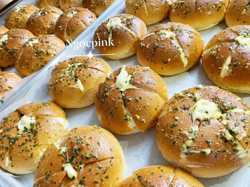 Bánh mì có hương thơm ngất ngây với sự kết hợp của bơ tỏi và phô mai.